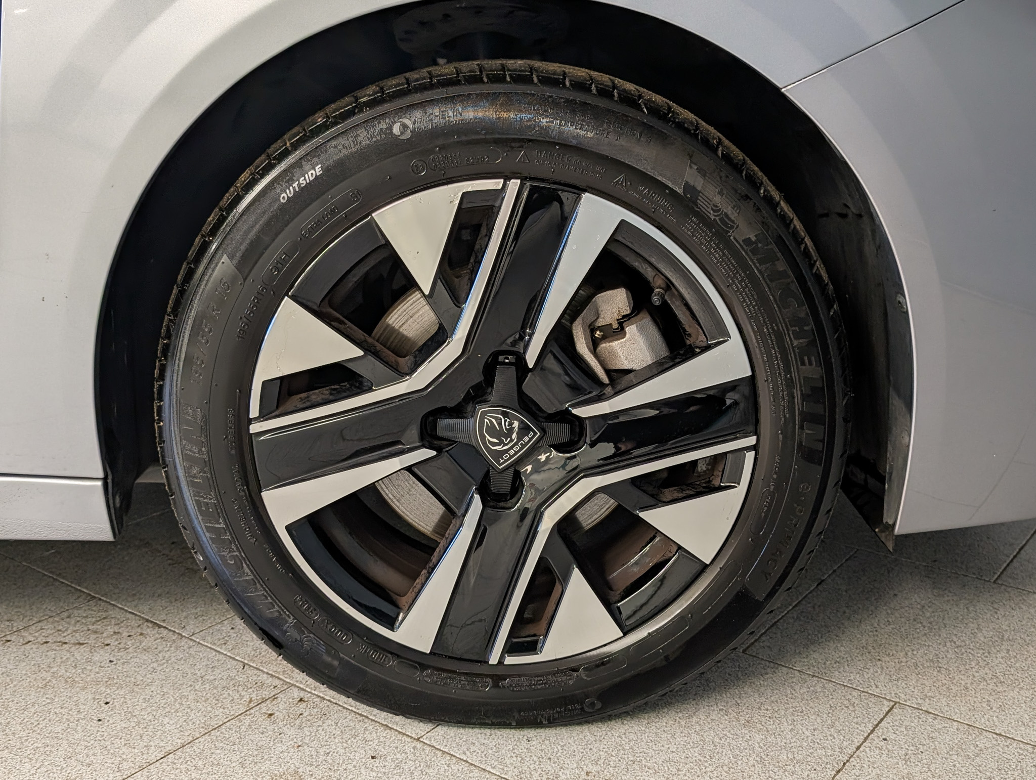 Peugeot  208