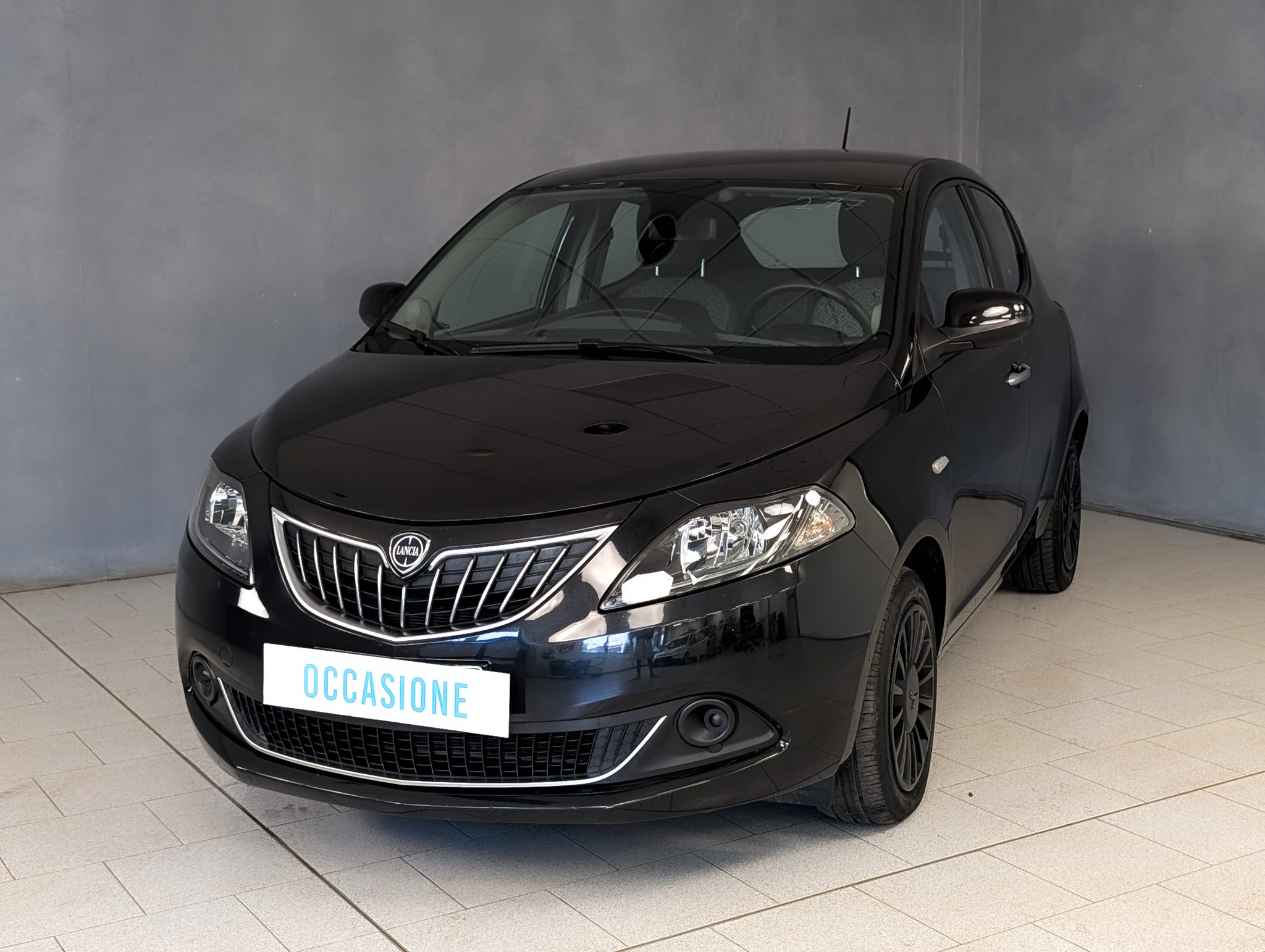 lancia-ypsilon-1-0-hybrid-70cv-silver-13